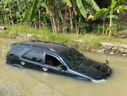 Mobil Fortuner Tercebur ke Kali di Cilegon Gegara Sopir Ngantuk