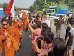 Sambutan Meriah untuk Biksu Thudong Saat Tiba di Batang