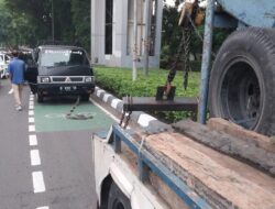 Ada Kendaraan Gangguan Mesin di Jl S Parman arah Slipi, Lalin Tersendat