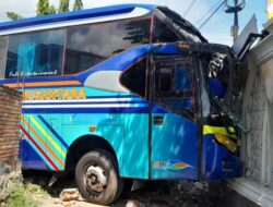 Bus Tabrak Mobil, Motor dan Tembok Masjid di Mataram, 8 Orang Terluka