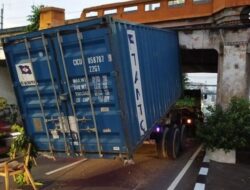 Truk Kontainer Tersangkut di Bawah Jembatan Rel Kereta di Matraman