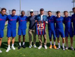 Momen Coldplay di Lapangan Latihan Barca