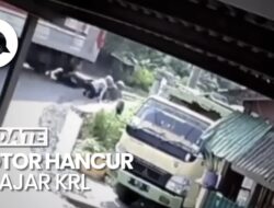 Detik-detik Pengendara Motor Nyaris Disambar KRL di Kalideres