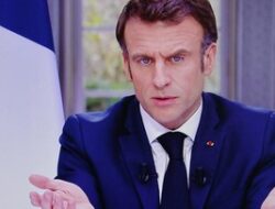 Macron Kecam Penyerangan ke Bocah Penderita Kanker di Pertandingan Ligue 1