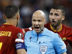 Anthony Taylor Digeruduk Fans Roma di Bandara