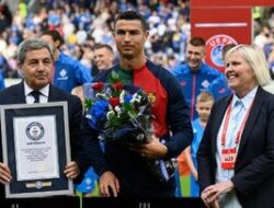 Gaya Ronaldo Saat Terima Penghargaan Guinness World Record