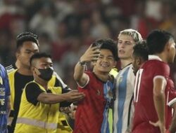 Cekrek! Fans ini Nyusup ke Lapangan, lalu Selfie dengan Garnacho