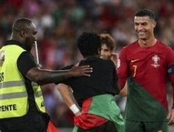 Saat Fans Sampai Bersujud di Kaki Ronaldo