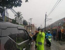 Sopir Ngeyel Berujung Angkot Depok Tertabrak KRL Usai Nyangkut di Rel