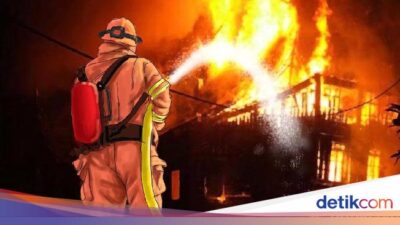 Kebakaran Rumah Warga di Tambora Jakbar, 20 Unit Damkar Dikerahkan