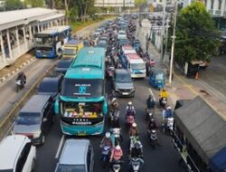 Lalin di Daan Mogot Macet Pagi Ini, Kendaraan Terobos Jalur TransJakarta