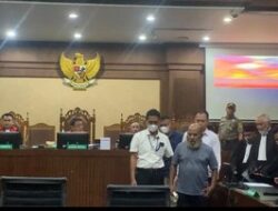 Tak Pakai Alas Kaki, Lukas Enembe Hadiri Sidang Dakwaan Kasus Suap