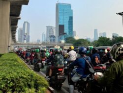 Jl Gatsu Arah Slipi Macet Imbas Perbaikan Jalan, Suara Klakson Bersahutan