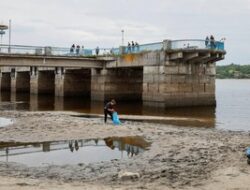 Penampakan Sungai Dnipro Surut Akibat Rusaknya Bendungan Kakhovka