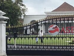 Momen Jokowi Momong Sedah Mirah dan Al Nahyan di Gedung Agung