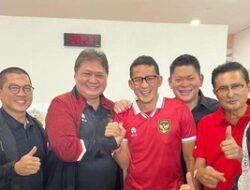 Sandiaga Salam Komando dengan Airlangga saat Nonton RI Vs Argentina