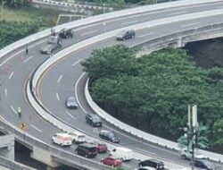 Mobil Terguling di Exit Tol Andara Arah JORR Ragunan, Ada Korban Luka