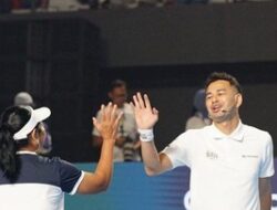 Yayuk Basuki dan Raffi Ahmad Main Tenis Sambil Berdonasi