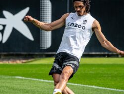 Putus Kontrak dengan Valencia, Cavani Merapat ke Boca Juniors