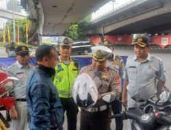 Polisi di Jakbar Bagi-bagi Helm Gratis ke Pengendara Tertib Lantas