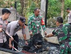 Polisi-TNI Bahu Membahu Bersihkan Puing Sisa Kebakaran di Setiabudi