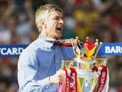 Arsenal Resmikan Patung Arsene Wenger Angkat Trofi Invincibles