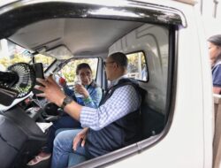 Gaya Susi Sopiri Anies Pakai Mobil Pick Up Sambil Merokok