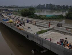 Korban Banjir India Manfaatkan Flyover untuk Mengungsi