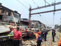 KAI Tertibkan Puluhan Bangunan Liar di Kawasan Pasar Senen