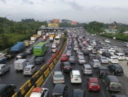 Ada Truk Gangguan, Tol Jakarta Arah Cikampek Macet 1 Km