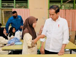 Jokowi Banggakan Kemeja Putih Buatan Siswa SMK Jambi: Langsung Saya Pakai