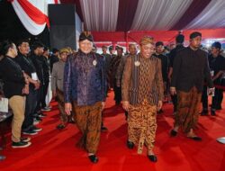 Berbaju Adat Jawa, Kapolri-Panglima TNI Nonton Wayang Kulit Wahyu Cakraningrat