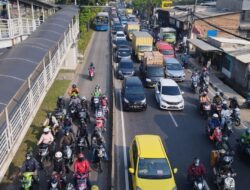 Ramai-ramai Motor Masuk Jalur TransJ di Jalan Daan Mogot gegara Macet