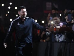 Messi Disambar Fans Cowok, Langsung Dicium