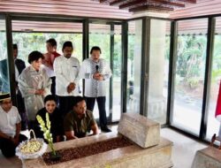 Hendropriyono-Andika Perkasa Ziarah ke Makam Bung Hatta di TPU Tanah Kusir