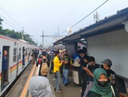 2 KRL Arah Tanah Abang Tertahan di Sudimara Buntut Truk Tabrak Tiang Listrik