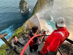 Video Kebakaran di Bukit Pantai Kelingking, Puluhan Wisatawan Terjebak