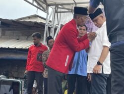 Warga Tanah Merah Sematkan Pin Garuda ke Anies: Bismillah Presiden