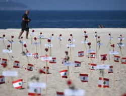 Ratusan Mawar dan Bendera Lebanon Penuhi Pantai Copacabana Brasil