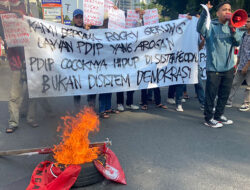 Kecam Pelaporan ke Rocky Gerung, Aktivis HMI Jakarta Bakar Bendera Partai