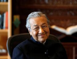 Mahathir Tinggalkan Rumah Sakit Usai 4 Hari Dirawat karena Infeksi