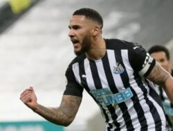 Viral Kapten Newcastle United Dikeroyok di Jalan