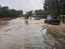 Penampakan Banjir yang Merendam Jalan Utama Kota Batam