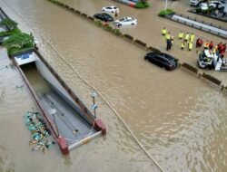 Mobil Tersapu Banjir Imbas Dahsyatnya Terjangan Topan Doksuri di China