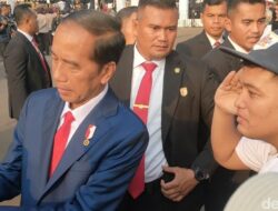 Warga Puji Jokowi Keluar Istana untuk Salaman Usai Upacara Penurunan Bendera