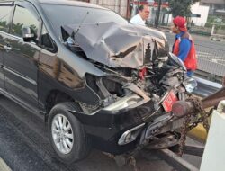 Mobil Pelat Merah Kecelakaan di Tol JORR hingga Ringsek