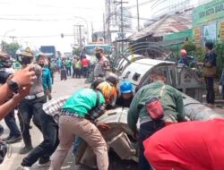 Mencekam! Truk Lanjut Tabrak 7 Kendaraan Usai Hantam Tiang Listrik-Rumah