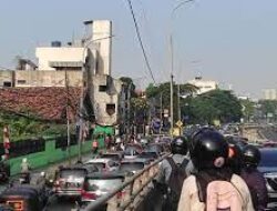 Lalin Matraman Arah Jalan Proklamasi Jakpus Macet, Pemotor Lewat Trotoar