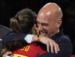 Presiden RFEF Minta Maaf Usai Cium Pemain Timnas Putri Spanyol