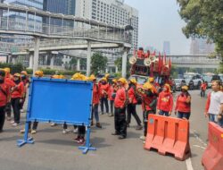 Massa Buruh Penuhi Jl MH Thamrin, Lalin di Sekitar Sarinah Macet